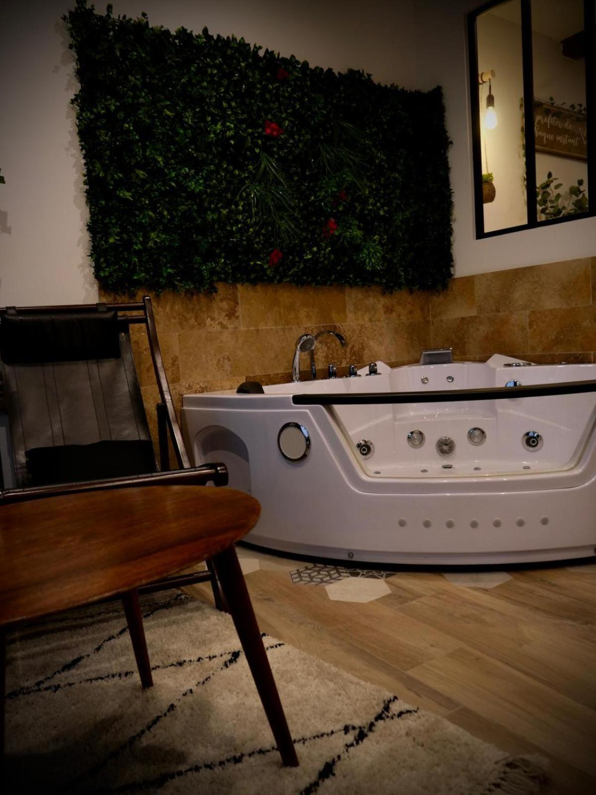 Maison Prestige Le Donjon Des Plaisirs Jacuzzi Montluel Extérieur photo