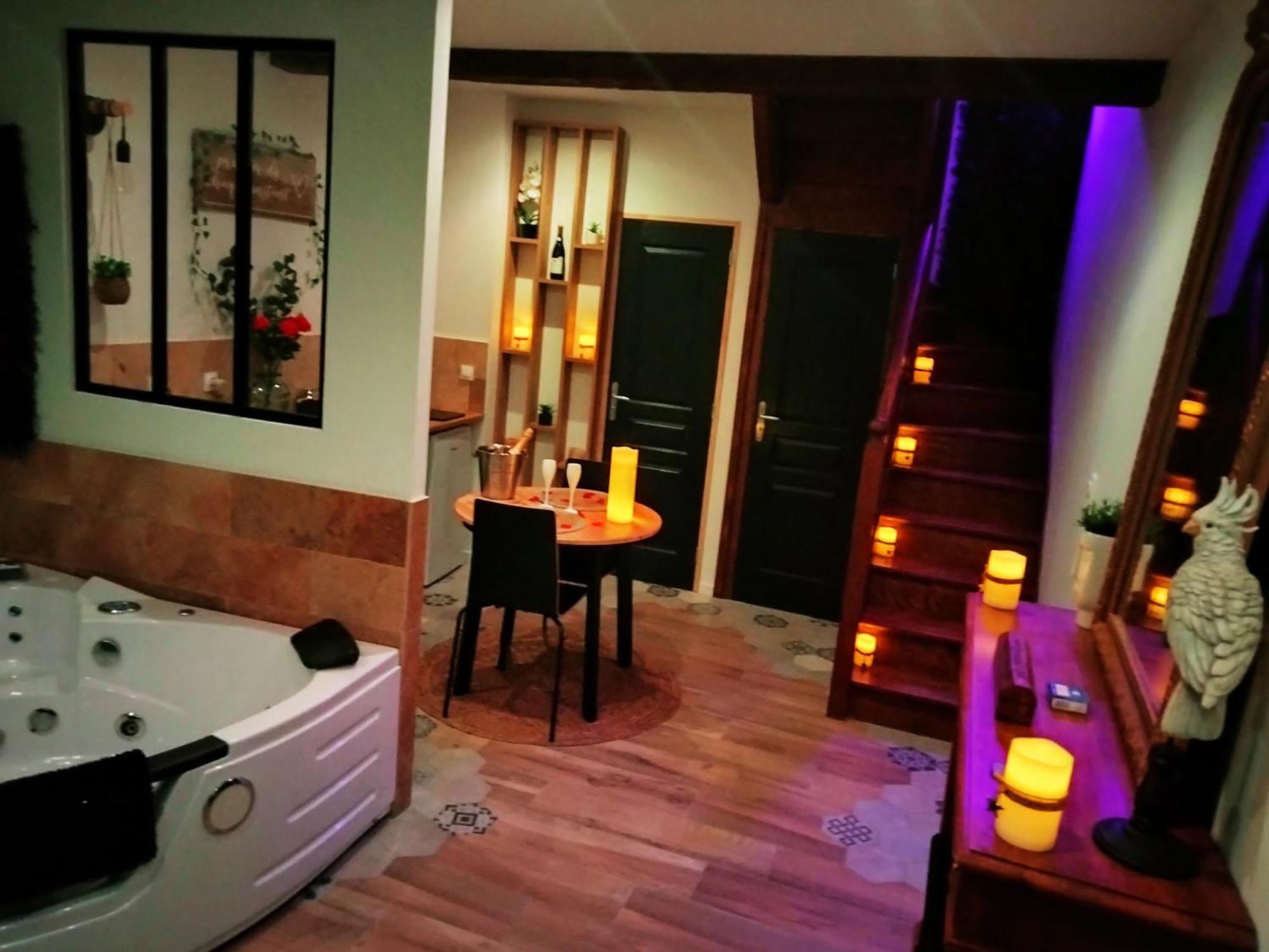 Maison Prestige Le Donjon Des Plaisirs Jacuzzi Montluel Extérieur photo