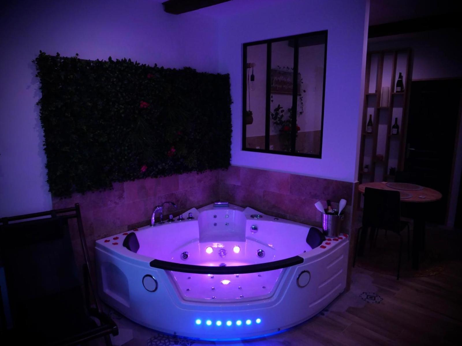 Maison Prestige Le Donjon Des Plaisirs Jacuzzi Montluel Extérieur photo