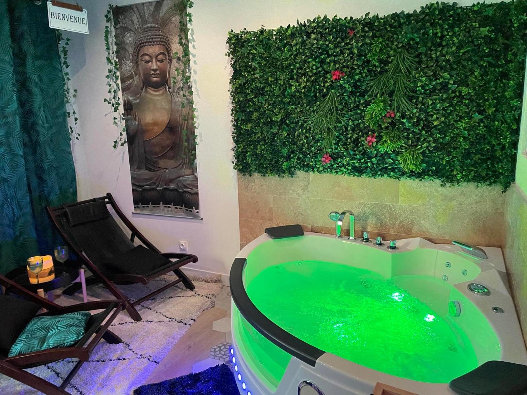 Maison Prestige Le Donjon Des Plaisirs Jacuzzi Montluel Extérieur photo
